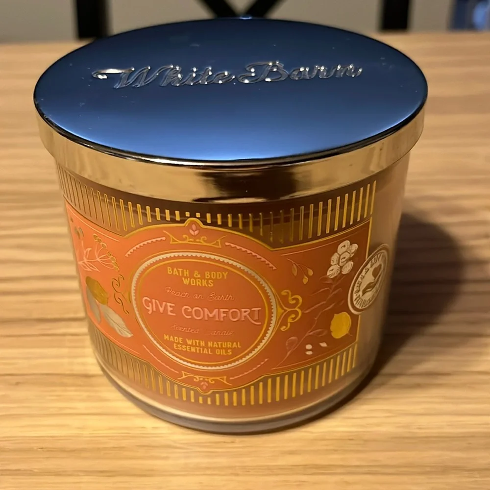Bath & Body Works 3 Wick Candle. Give Comfort. Peach On Earth.